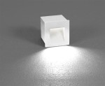 Step LED kinkiet podtynkowy 1-punktowy w kolorze białym. Kwadratowy kształt z matowej powierzchni, z widocznym otworem na żarówkę, emitującym jasne światło. Ujęcie frontalne, na szarym tle, z subtelnym oświetleniem podkreślającym detal.