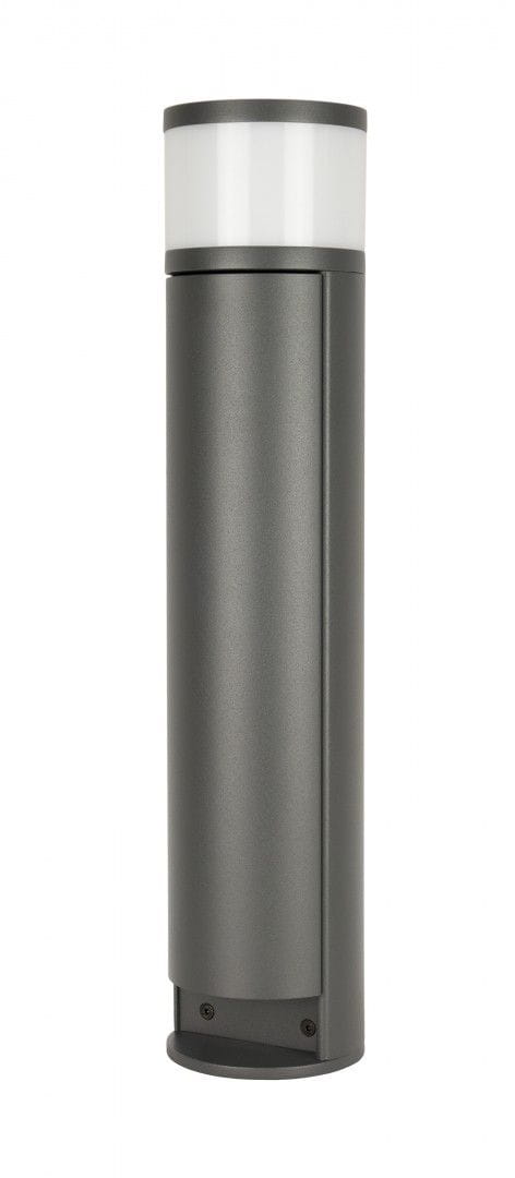Elborn lampa stojąca ogrodowa w kolorze szarym, cylindryczna, z białą, przezroczystą osłoną u góry. Posiada wbudowane gniazda elektryczne. Ujęcie frontalne, lampę ustawiono w pozycji stojącej. Tło proste, białe.