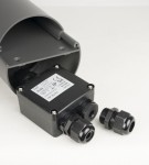 Lampa stojąca Elborn z wbudowanymi gniazdami, widok od dołu. Część metalowa w kolorze szarym, widać czarną obudowę gniazd z oznaczeniem IP54. Gniazda z zewnętrznymi mocowaniami, otwór na przewód. Tło jasne, proste.