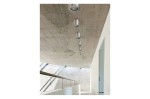 Lampa sufitowa Boris 1-punktowa w kolorze aluminium, zamontowana na stropie o betonowej powierzchni. Widoczna z boku, podkreślająca nowoczesny design i minimalistyczny styl, w otoczeniu jasnych ścian i schodów.