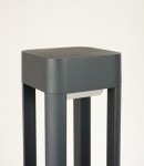 Lampa stojąca ogrodowa Fan Kwadrat H50, 1-punktowa, w kolorze grafitowym. Kwadratowa podstawa z metalowym wykończeniem, z prostymi nogami. Zbliżenie na górną część lampy, ukazujące jej minimalistyczny design. Tło jasne, jednolite.