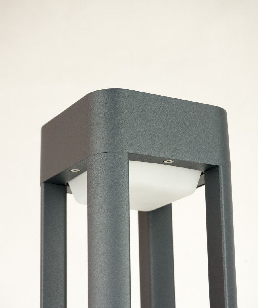 Lampa stojąca ogrodowa Fan Kwadrat H50, 1-punktowa, z prostokątnym, szarym korpusem i białym kloszem. Produkt widoczny z góry, z metalowymi nogami i prostymi liniami, idealny do oświetlenia przestrzeni na zewnątrz.