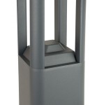 Lampa stojąca ogrodowa Fan Kwadrat H80 w kolorze szarym, z prostokątną podstawą i czterema pionowymi słupkami. Ujęcie z bliska, pokazujące detale kształtu i tekstury materiału.