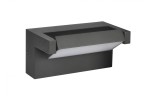 Kinkiet elewacyjny Rota LED RT-K100 w kolorze antracytowym, o prostokątnym, minimalistycznym kształcie. Zamontowany na ścianie, z białym kloszem, który kierunkowo rozprasza światło. Widoczny przycisk włącznika na boku.
