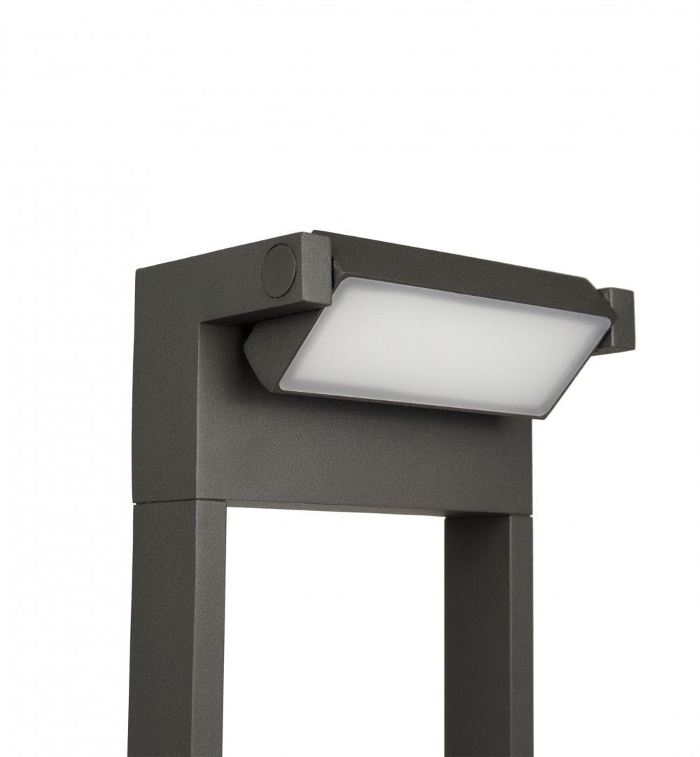 Lampa stojąca ogrodowa Rota LED H78 w kolorze antracytowym. Posiada prostokątną głowicę z mlecznym kloszem, zamontowaną na solidnej, kwadratowej podstawie. Ujęcie z góry, ukazujące detal mocowania oraz kształt lampy.