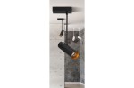 Czarna lampa sufitowa (spot) Lens Square z metalowym cylindrem i złotym wnętrzem, zawieszona pod kątem. Montaż na suficie, widoczny także drugi, mniejszy spot w tle. Tło w odcieniach szarości z betonowymi ścianami.