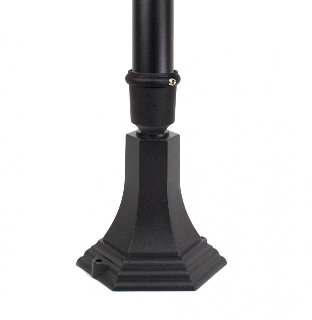 Czarna lampa stojąca ogrodowa Retro Maxi H120, 1-punktowa. Widoczny detal podstawy w kształcie kwadratu z ozdobnym wykończeniem. Wysoka, metalowa konstrukcja z miejscem na żarówkę, idealna do ogrodu.