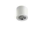 Biała lampa sufitowa 1-punktowa Alix AZ3541 o cylindrycznym kształcie, zamontowana na suficie. Wewnątrz znajduje się metalowy reflektor z detalami, zapewniającym punktowe oświetlenie. Tło białe, co podkreśla prostotę designu.