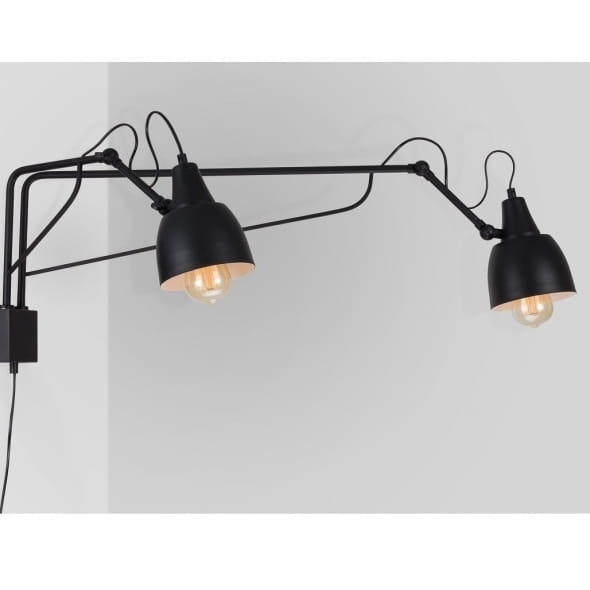 Soho kinkiet 2-punktowy w kolorze czarnym, z minimalistycznym designem. Dwa ruchome klosze w formie stożków, zamocowane na cienkich, metalowych ramionach. Widoczny kabel zasilający. Montowany na ścianie, idealny do nowoczesnych wnętrz.