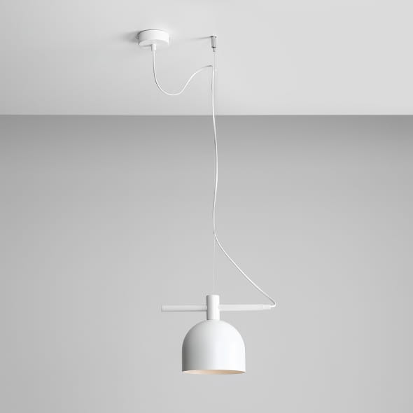 Biała lampa wisząca Beryl z okrągłym kloszem, zawieszona na długim przewodzie. Klosz ma gładką, matową powierzchnię. Lampa montowana do sufitu na prostokątnej podstawie. Tło jasnoszare, minimalistyczne.