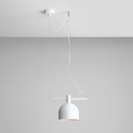 Biała lampa wisząca Beryl z okrągłym kloszem, zawieszona na długim przewodzie. Klosz ma gładką, matową powierzchnię. Lampa montowana do sufitu na prostokątnej podstawie. Tło jasnoszare, minimalistyczne.
