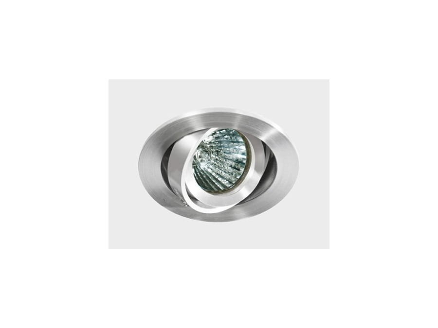 Oprawa sufitowa Carlo w kolorze aluminium, do zabudowy, z pojedynczym punktem świetlnym. Zbliżenie na okrągłą, metalową obudowę i szklany klosz, w którym widoczna jest struktura odbłyśnika. Produkt umieszczony na jednolitym tle.