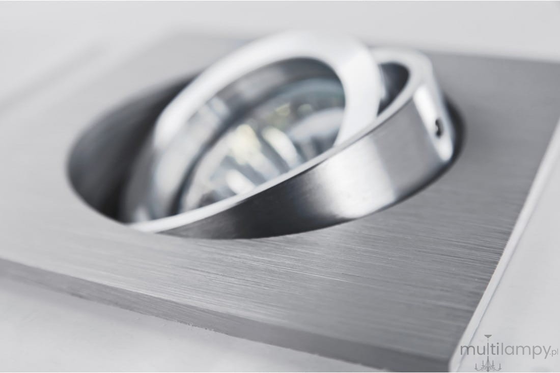 Oprawa sufitowa Editta, 1-punktowa, wykonana z aluminium. W kształcie kwadratu z okrągłym wnęką na żarówkę. Wykończenie w matowym aluminium, z widocznym reflektorem. Produkt zamontowany w pozycji poziomej. Tło neutralne, jasne.