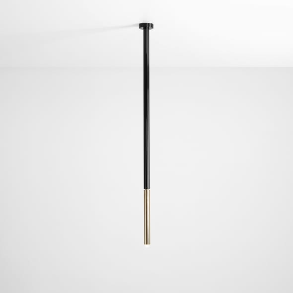 Lampa sufitowa Stick L, 1-punktowa, czarna z połyskującym złotym akcentem na końcu. Ujęcie frontalne, lampa wisząca w prostokątnym kształcie, zawieszona na białym tle.