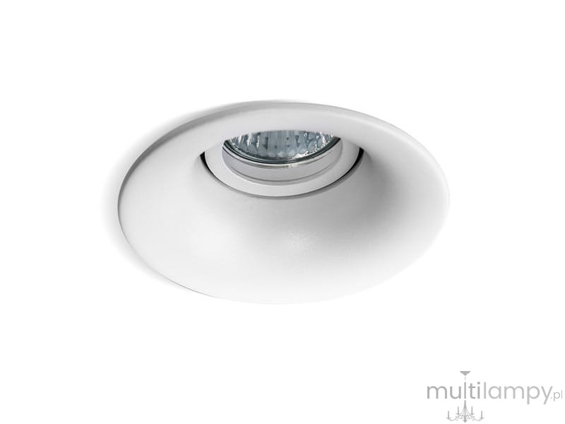 Oprawa sufitowa Remi 1-punktowa w kolorze białym, okrągła, z gładką, matową powierzchnią. Widoczna w centralnej części szklana soczewka reflektora. Zamontowana w stropie, z perspektywy zbliżenia.
