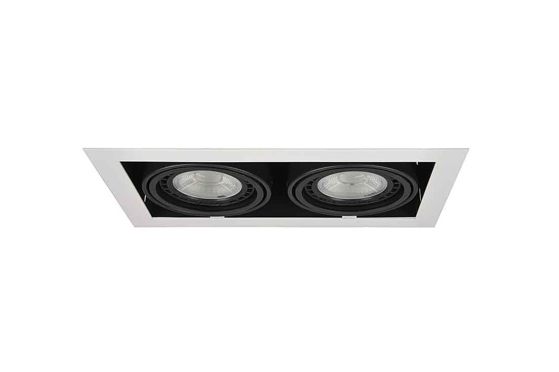 Dwupunktowa oprawa sufitowa Nova w kolorze białym i czarnym, z zamontowanymi okrągłymi reflektorami. Ujęcie z dołu, pokazujące równoległe lampy w obudowie z prostokątną ramką. Idealna do zabudowy w sufitach podwieszanych.