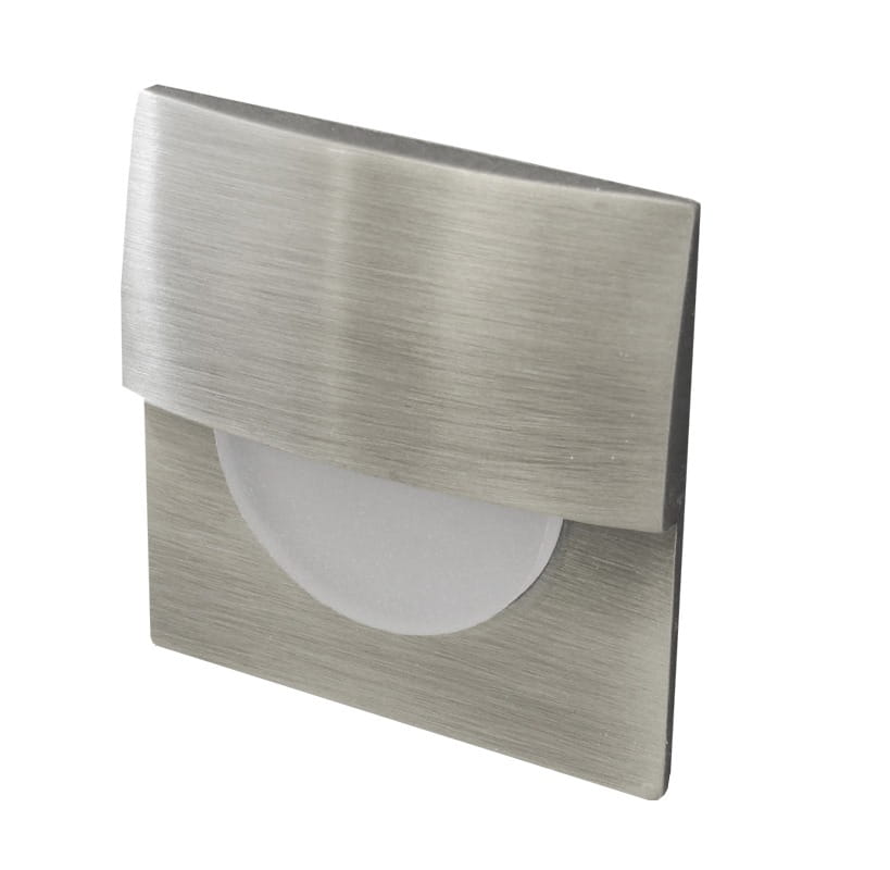 Oprawa schodowa Sane D60 LED w kolorze niklowym, 1-punktowa, z matową, okrągłą szybą. Ujęcie z boku, produkt zamontowany w ścianie, z eleganckim, szczotkowanym wykończeniem. Idealna do zabudowy w korytarzach lub na schodach.