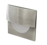 Oprawa schodowa Sane D60 LED w kolorze niklowym, 1-punktowa, z matową, okrągłą szybą. Ujęcie z boku, produkt zamontowany w ścianie, z eleganckim, szczotkowanym wykończeniem. Idealna do zabudowy w korytarzach lub na schodach.