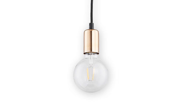 Czarna lampa wisząca Maris z miedzianym uchwytem, z okrągłą, przezroczystą żarówką. Ujęcie z dołu, zawieszona na czarnym przewodzie. Minimalistyczny design, idealna do nowoczesnych wnętrz.