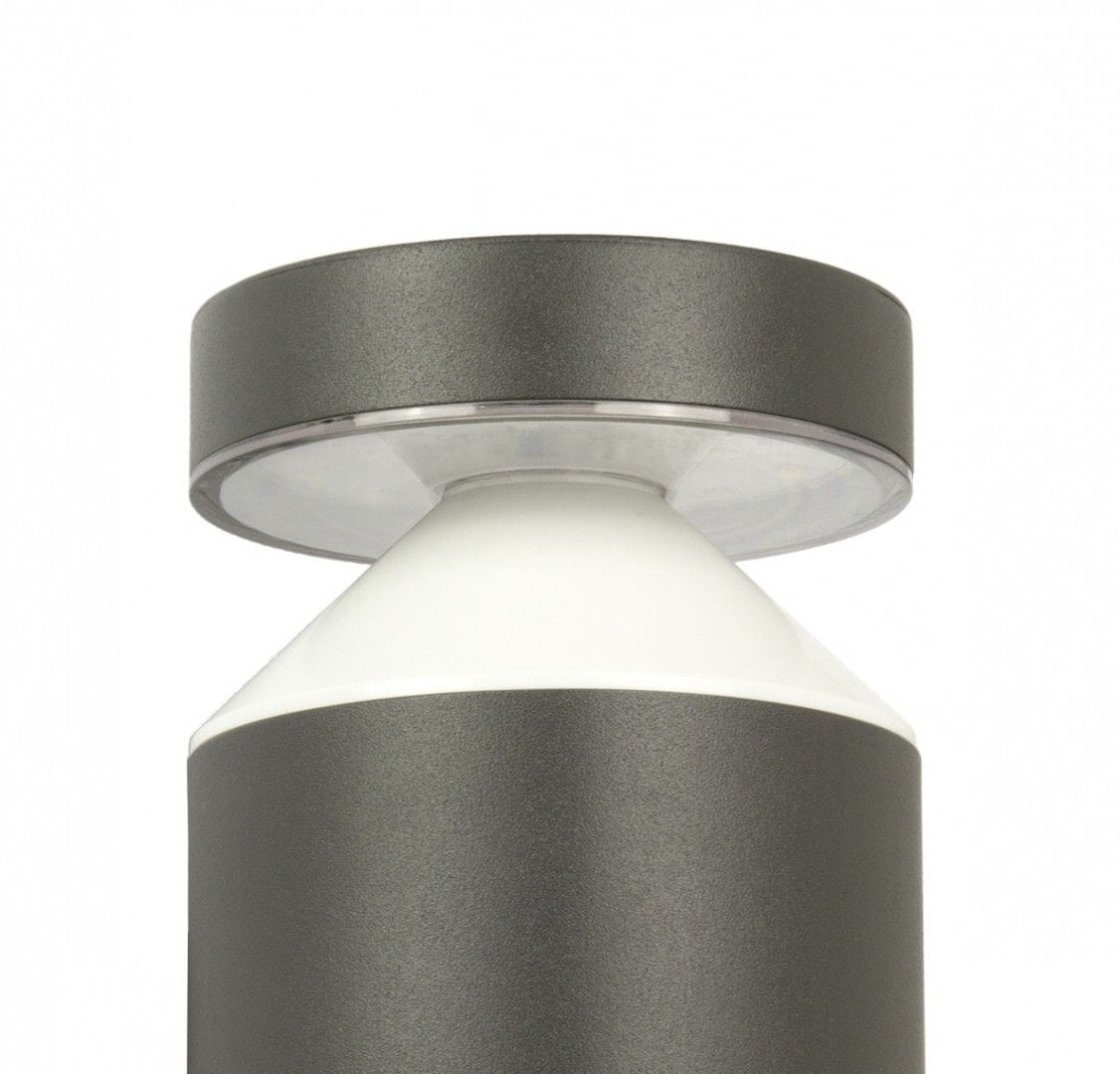 Lampa stojąca ogrodowa Delta LED H50, z metalową podstawą w kolorze grafitowym, z białą, stożkową osłoną. Ujęcie z góry, pokazujące okrągły klosz z przezroczystą częścią u góry. Prosta forma, przeznaczona do oświetlenia przestrzeni zewnętrznej.