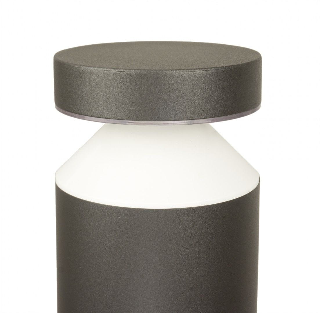 Lampa stojąca Delta LED H50 w kolorze szarym z cylindrycznym korpusem i okrągłym kloszem. Wykonana z matowego materiału, prezentuje nowoczesny design, idealna do ogrodu. Ujęcie z góry, ukazujące szczegóły konstrukcji.