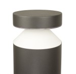 Lampa stojąca Delta LED H50 w kolorze szarym z cylindrycznym korpusem i okrągłym kloszem. Wykonana z matowego materiału, prezentuje nowoczesny design, idealna do ogrodu. Ujęcie z góry, ukazujące szczegóły konstrukcji.