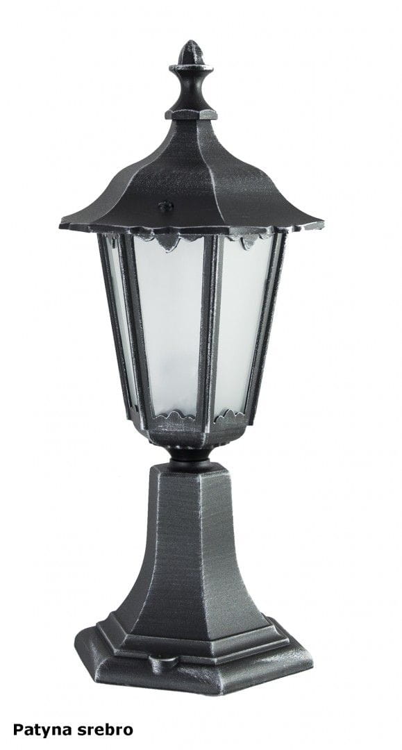 Czarna lampa stojąca ogrodowa Retro Midi H45 z jedną oprawą, o klasycznym kształcie z sześciokątną podstawą. Szklany klosz z ozdobnymi żłobieniami, metalowa, matowa powierzchnia. Ujęcie frontalne, produkt na podłożu.