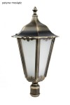 Czarna lampa stojąca ogrodowa Retro Maxi H170, 1-punktowa. Kształt ośmiokątny z mlecznym szkłem, metalowa konstrukcja z patyną mosiądzu. Widok frontalny, zamontowana na kolumnie, z dekoracyjnym dachem. Idealna do oświetlenia przestrzeni zewnętrznych.