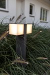 Cuba LED H75 lampa stojąca ogrodowa 2-punktowa, regulowana, ciemnoszara. Zestaw dwóch prostokątnych kloszy na smukłej podstawie, umieszczony w wysokiej trawie. Oświetlenie w nowoczesnym stylu, idealne do ogrodu.