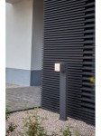 Lampa stojąca ogrodowa Cuba LED H75 w ciemnoszarym kolorze, z regulowanym źródłem światła. Ustawiona na kamiennym podłożu, obok teksturowanej ściany. Prosty, nowoczesny design z kwadratowym kloszem.
