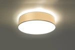 Biała lampa sufitowa Arena 25, okrągła, jednopunktowa. Wykonana z materiału z matowym wykończeniem, zamontowana na suficie, emitująca ciepłe światło. Krawędź lampy delikatnie podświetlona, co tworzy efekt rozproszonego blasku.