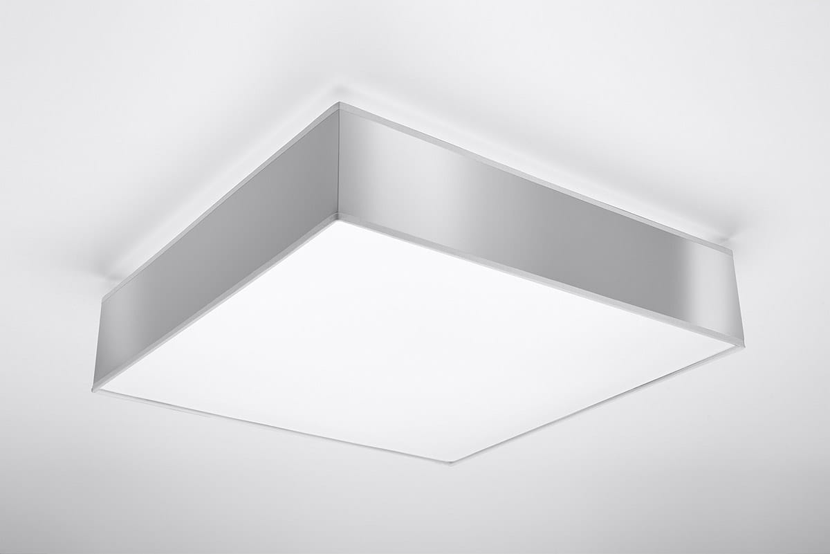 Lampa sufitowa 3-punktowa Horus 45 w kolorze szarym, o kwadratowym kształcie i matowej powierzchni. Ujęcie z dołu, ukazujące gładką, minimalistyczną konstrukcję z prostymi krawędziami. Idealna do nowoczesnych wnętrz.