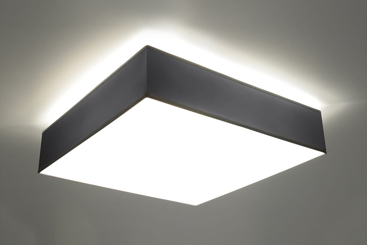 Lampa sufitowa Horus 45, 3-punktowa, w kolorze szarym. Kwadratowa konstrukcja z białym, matowym kloszem, montowana na suficie. Oświetlenie emitujące delikatne światło otaczające, widoczne krawędzie w kolorze szarym.