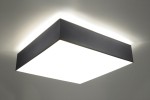Lampa sufitowa Horus 45, 3-punktowa, w kolorze szarym. Kwadratowa konstrukcja z białym, matowym kloszem, montowana na suficie. Oświetlenie emitujące delikatne światło otaczające, widoczne krawędzie w kolorze szarym.