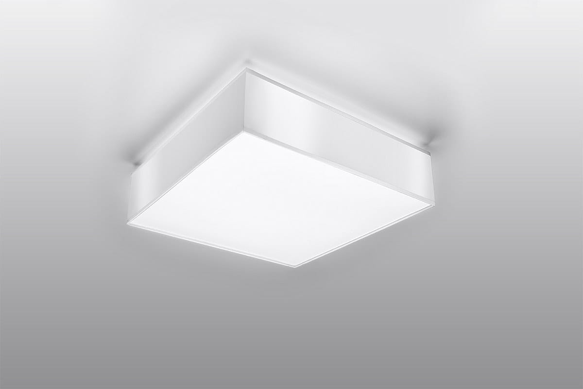 Lampa sufitowa Horus 25, 1-punktowa, w kolorze białym. Kwadratowa konstrukcja z matowego materiału, zamontowana na suficie. Emituje równomierne światło, idealna do nowoczesnych wnętrz.
