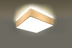 Lampa sufitowa Horus 25 w kolorze białym, o prostokątnej formie z lekko zaokrąglonymi krawędziami, zamontowana na suficie. Emituje miękkie światło, idealna do nowoczesnych wnętrz. Tło proste, szare, podkreślające design lampy.