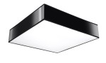 Lampa sufitowa Horus 25, 1-punktowa, o kwadratowym kształcie. Czarne, błyszczące wykończenie z matowym, białym kloszem. Ujęcie z dołu, ukazujące całą konstrukcję. Idealna do nowoczesnych wnętrz.