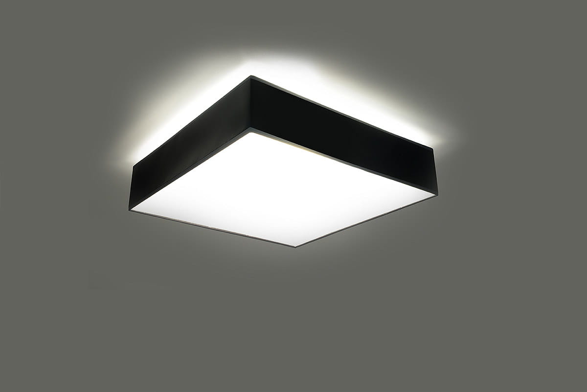 Czarna lampa sufitowa Horus 25, 1-punktowa, o kwadratowym kształcie. Wykonana z matowego materiału, z białym, mlecznym kloszem. Ujęcie z dołu, ukazujące równą powierzchnię i delikatne podświetlenie wokół krawędzi. Idealna do nowoczesnych wnętrz.