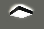 Czarna lampa sufitowa Horus 25, 1-punktowa, o kwadratowym kształcie. Wykonana z matowego materiału, z białym, mlecznym kloszem. Ujęcie z dołu, ukazujące równą powierzchnię i delikatne podświetlenie wokół krawędzi. Idealna do nowoczesnych wnętrz.