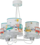 Lampa wisząca Baby Travel 3-punktowa z białym stelażem i trzema kloszami ozdobionymi kolorowymi samochodami, ciężarówkami i taksówkami na tle linii. Klosze mają niebieskie wykończenie i są zawieszone na trzech linkach.