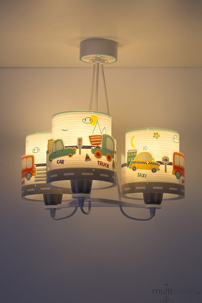 Lampa wisząca Baby Travel 3-punktowa z kolorowymi kloszami przedstawiającymi samochody, ciężarówki i taksówki. Biała konstrukcja z metalowymi elementami, umieszczona pod sufitem, o okrągłych kloszach z rysunkami na tle jasnym.