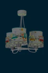 Lampa wisząca 3-punktowa Baby Travel w kolorze białym z motywami pojazdów (samochód, ciężarówka, taksówka). Klosze z dekoracyjnymi rysunkami na tle w poziome paski. Ułożona w zwisającej pozycji, idealna do pokoju dziecięcego.