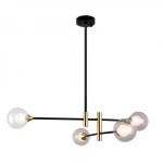 Lampa wisząca Marino 4-punktowa PND-9148-4 z czarnym metalowym stelażem i złotymi akcentami. Cztery przezroczyste klosze w kształcie kul, zawieszone na cienkich rurkach. Ujęcie frontalne, wisząca w pozycji centralnej.