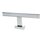 Kinkiet Shine LED IP44 w kolorze chromu, o prostokątnym kształcie, z zamontowanym 1-punktem świetlnym. Widoczna matowa osłona na lampie oraz błyszcząca podstawka. Produkt w pozycji stojącej, na jednolitym tle.