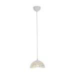 Biała lampa wisząca Lisa D18 z metalowym kloszem o zaokrąglonym kształcie, z dekoracyjnymi otworami w kształcie kropli. Zawieszona na długim, cienkim kablu, w prostym, minimalistycznym stylu, doskonała do nowoczesnych wnętrz.