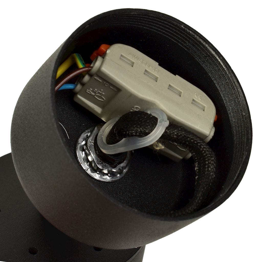 Czarna lampa sufitowa Mica (spot) 1-punktowa ML6088, z okrągłą, matową obudową. Widoczny detal instalacji elektrycznej, w tym przewody i złącze. Lampa zamontowana w pozycji poziomej, z widocznym mocowaniem.