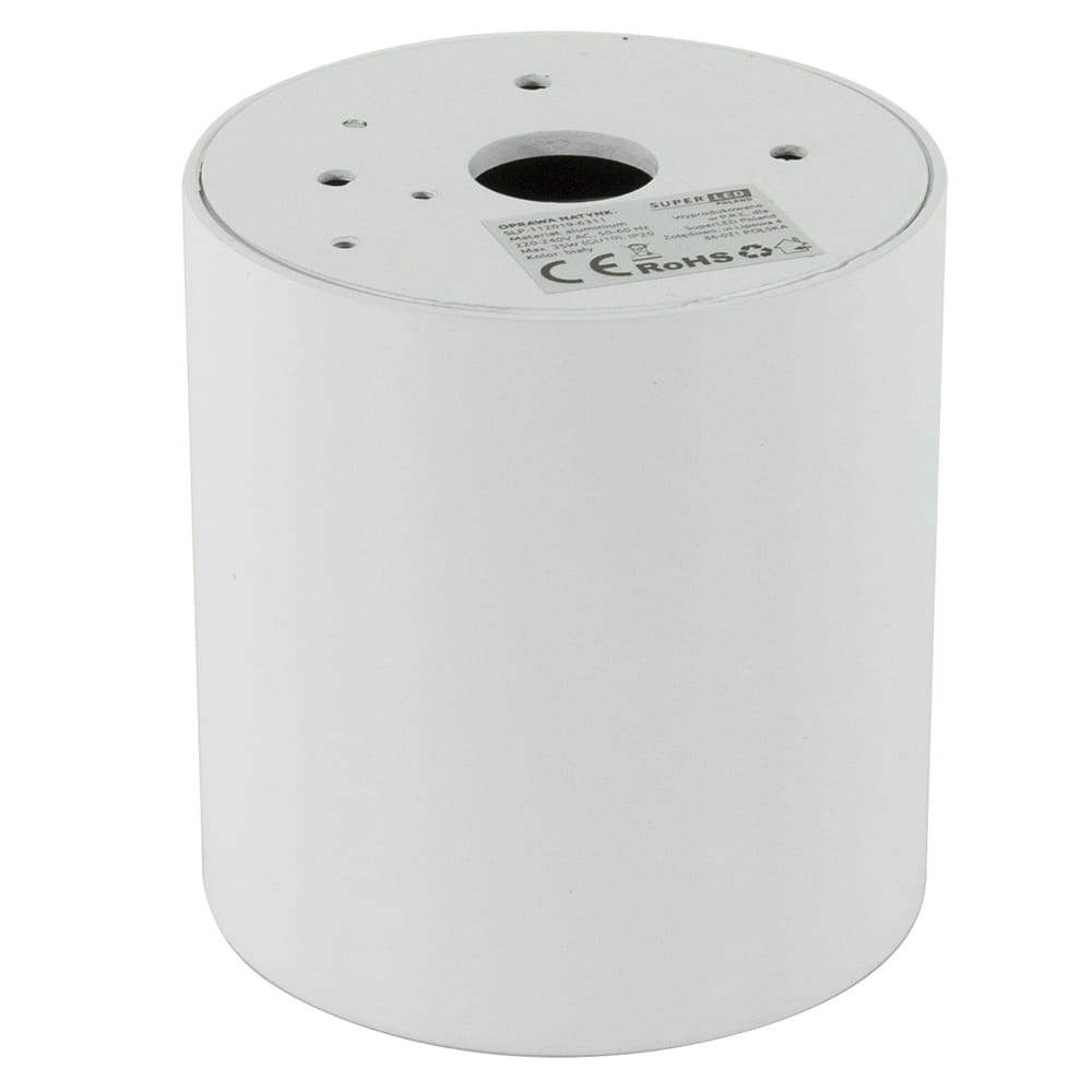 Biała lampa sufitowa tuba kierunkowa o cylindrycznym kształcie, z widocznym otworem w górnej części, umieszczona pod kątem. Materiał matowy, z etykietą zawierającą informacje techniczne. Idealna do oświetlenia wybranych obszarów wnętrza.