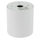 Biała lampa sufitowa tuba kierunkowa o cylindrycznym kształcie, z widocznym otworem w górnej części, umieszczona pod kątem. Materiał matowy, z etykietą zawierającą informacje techniczne. Idealna do oświetlenia wybranych obszarów wnętrza.