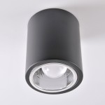 Lampa sufitowa natynkowa Jupiter 10 w kolorze czarnym, w kształcie tuby, z oprawą na żarówkę E27. Ujęcie frontalne, pokazujące elegancki, matowy korpus oraz szklany dyfuzor w środku.
