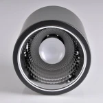 Lampa sufitowa natynkowa Jupiter 17 w kolorze czarnym, o cylindrycznym kształcie, z oprawą na żarówkę E27. Widoczna struktura wewnętrzna z siateczką reflektora oraz gładka zewnętrzna powierzchnia. Ujęcie frontalne.